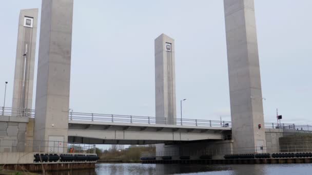 近代的な垂直リフトやマンチェスターの船舶用運河または川アーウェル持ち上がる橋の低角度表示 — ストック動画