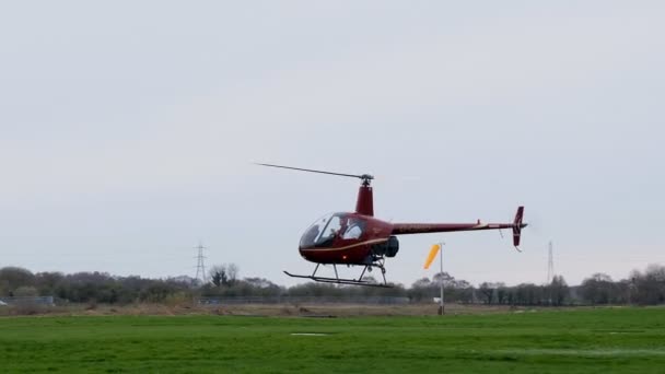 英国大曼彻斯特 2019年3月 带有飞行指导员和学员的小型轻型直升机正在曼彻斯特巴顿机场和直升机机场飞行 并降落在战场上 — 图库视频影像
