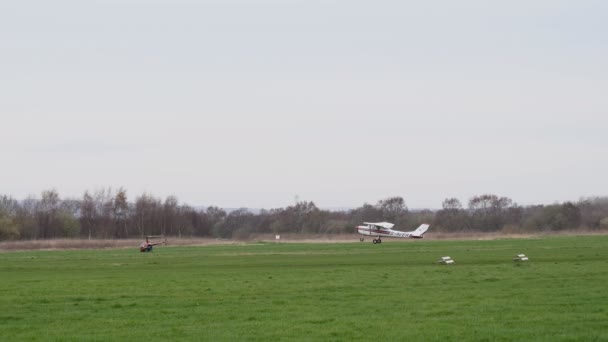 英国大曼彻斯特 2019年3月 小型私人飞机将从曼彻斯特市机场和 Heliport 的草地跑道起飞 — 图库视频影像