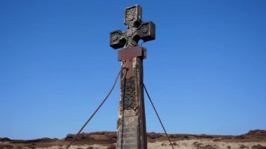 Dovestone rezervuarına bakan Dove Stone Moss tepesinin tepesinde 1857 tarihli James Platt MP anısına 19. yüzyıldan kalma yıpranmış Ashworth Cross Anıtı.