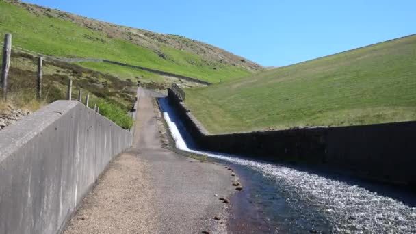 Niedrige Blickwinkel Auf Greenfield Staudamm Überlaufrinne Oder Überlaufrinne — Stockvideo