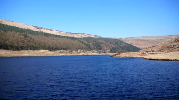 Peak District Ulusal Parkı Nda Yeoman Hey Reservoir Baharın Güneşli — Stok video