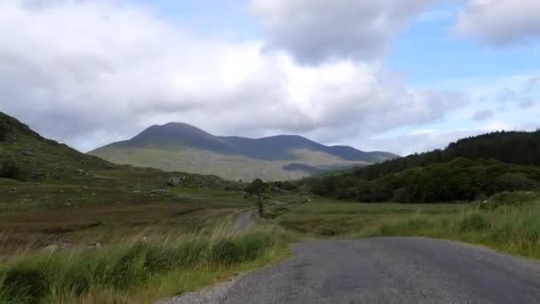 アイルランドの山々に囲まれた遠隔ブラックバレーでの運転 — ストック動画