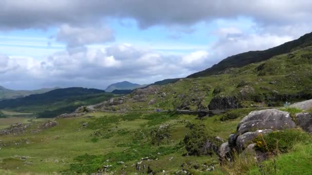 Handheld Shot Picturesque Mountain Scenery Ireland Cars Driving Road Bend — Stock Video