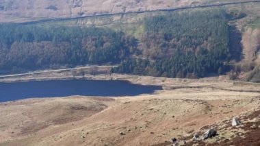 Yeoman Hey 'in panoramik manzarası (sağda) ve Dovestone rezervuarı ve İngiltere' nin Manchester kentindeki yol. Baharın erken saatlerinde güneşli bir günde yüksek açı görüntüsü..