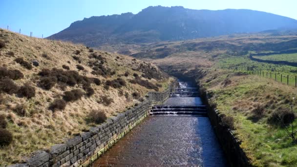 Yeoman Hey Réservoir Contourner Chute Eau Dans Les Collines Eau — Video