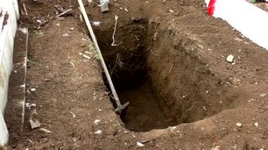 Mezarın içindeki küreği yakınlaştır.