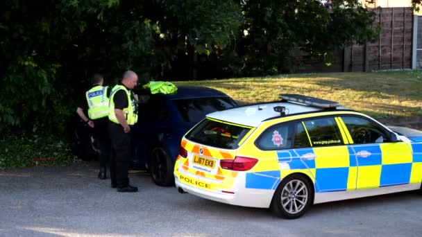 Salford Manchester Reino Unido Mayo 2020 Oficial Policía Entra Coche — Vídeos de Stock