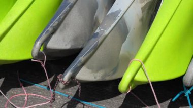 Rıhtımdaki renkli plastik tekne ya da kanoların çekimini kapat..
