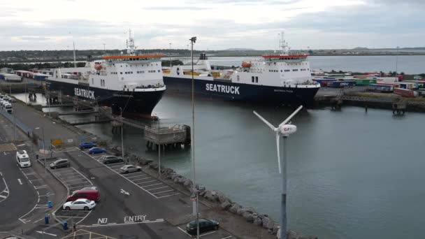 2019年8月1日至8日 爱尔兰岛都卜林 晚上有两艘货轮停泊在都柏林港口 角度较高 — 图库视频影像