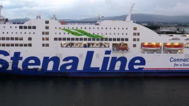 DUBLIN, İRELYA REKLİĞİ - 2019: Stena Line Adventurer feribotu kamera görüntüsünden geçiyor, POV.