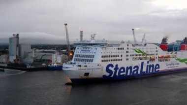 DUBLIN, İRELYA REKLİĞİ - 2019: Stena Line Adventurer feribotu akşam Dublin Limanı 'nda, yüksek açılı manzaralı.