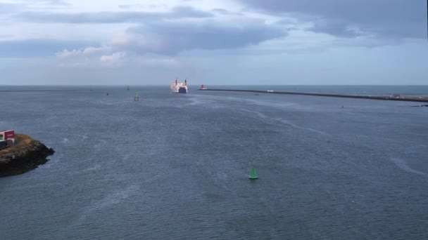 Hochwinkelaufnahme Der Fähre Horizontnähe Die Hinaus Aufs Meer Fährt Handkamera — Stockvideo