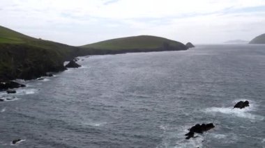 İrlanda Atlantik Okyanusu kıyıları, Blasket Adaları ve kayaların engebeli görüntüleri..