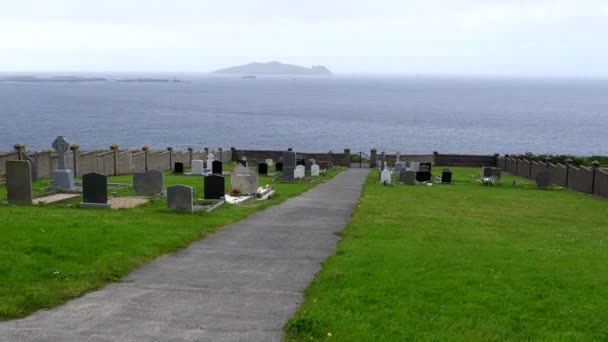 Panning Tiro Pequeno Cemitério Aldeia Irlandês Uma Praia — Vídeo de Stock