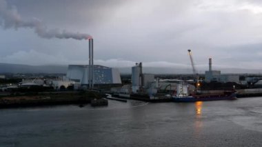 Dublin, İrlanda 'daki Poolbeg Yarımadası' ndaki sanayi binalarının ve elektrik santrallerinin çekimleri..