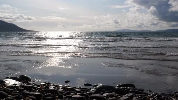 低视角的北大西洋海浪慢慢冲刷爱尔兰罗斯比海滩和卵石海滩 阳光下的景色 — 图库视频影像