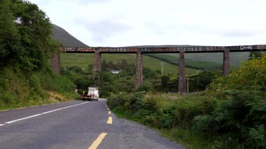 N70 'teki Gleensk Viaduct' un önünden geçen kamyon, İrlanda 'daki Kerry Halkası turistik rotası..