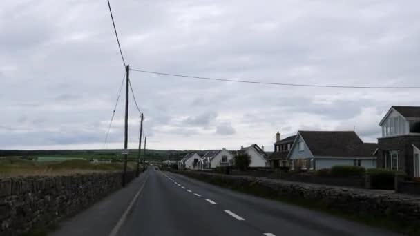 Car Front View Driving Παρελθόν Μοντέρνα Σπίτια Στο Ιρλανδικό Χωριό — Αρχείο Βίντεο