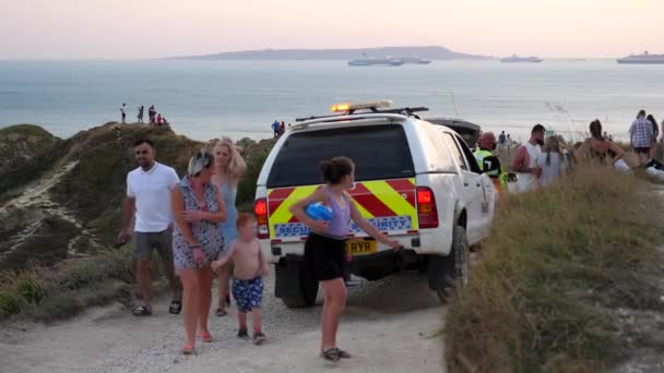 Dorset Vereinigtes Königreich August 2020 Menschen Passieren Sicherheitsautos Mit Blaulicht — Stockvideo