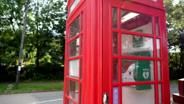 在英国乡村的街道上 Aed或自动体外除颤器被放置在一个古老的红色英国电话亭里 而不是老式的电话 当地社区可以使用 — 图库视频影像