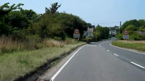 Auto Fährt Einem Sonnigen Sommertag Der Namenstafel Des Dorfes East — Stockvideo