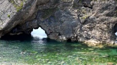 Aktif çocuklar uçurumdan denize atlıyor, kadınlar yüzüyor..