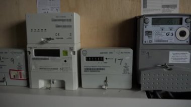 MILFORD HAVEN, WALES, BİRLİK KINGDOM - EYLÜL 2020: Apartman dairesinin karanlık merdivenlerinde farklı elektrik sayaçlarından oluşan bir grubun görüntüsü.