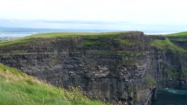 İrlanda 'nın başkenti Clare' de bulunan Moher 'in ünlü sarp kayalıklarında....