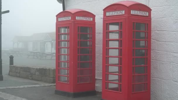 Dwie Czerwone Brytyjskie Budki Telefoniczne Przy Białej Ścianie Mgle Strzał — Wideo stockowe