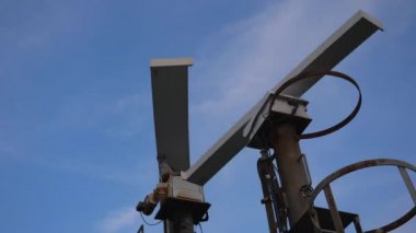 ENGLAND, BİRLİK KINGDOM - EYLÜL 2020: Mavi gökyüzüne karşı Sperry Deniz Radarı radar antenlerinin alçak açılı görüntüsü.