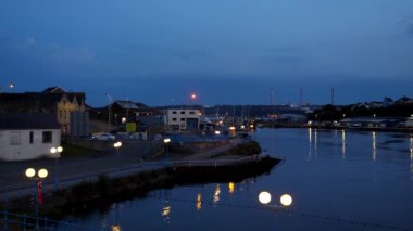 Geceleri Galler 'in Milford Haven kasabası. Arka planda elektrik santrali bacaları görülüyor.