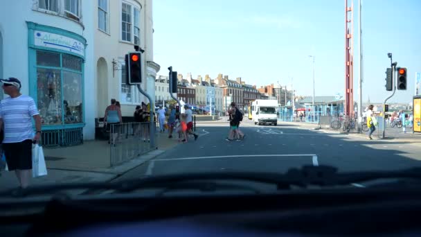 Weymouth England United Kingdom Circa 2020年8月 観光リゾートタウンの海岸沿いの道路を車のダッシュボードとフロントガラスのビューで走行 人が渡るために横断歩道に停車する車両 — ストック動画