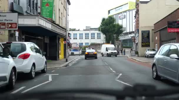 プリマス イングランド イギリス Circa 2020年8月 プリマス市の港近くのB3240ルートで忙しい通りを運転する車のフロントガラスを通して見る — ストック動画
