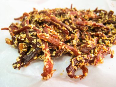 Yakın kapat Beyaz susam ile Güneş kurutulmuş domuz eti, Kızarmış Domuz Tay Tarzı