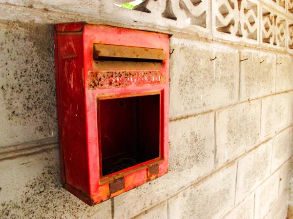 Alter Verrosteter Roter Briefkasten Den Mauern Der Betonblöcke — Stockfoto