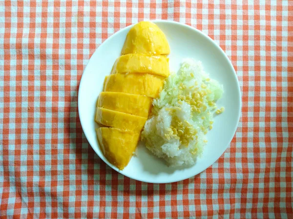 Yapışkan Pirinç ile Mango, portakal damalı masa örtüsü arka plan Tay tatlı