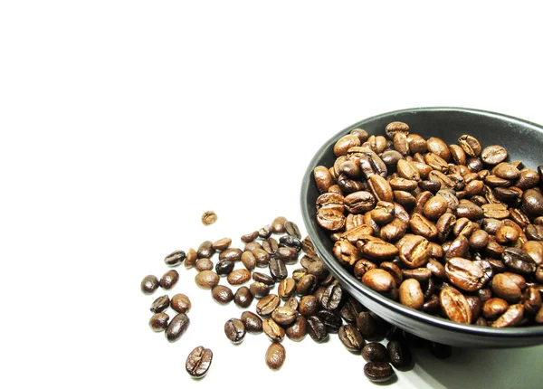 Přírodní Pražená Kávová Zrna Izolovaná Černé Misce Bílém Pozadí — Stock fotografie