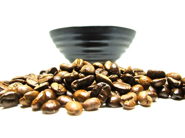 Přírodní Pražená Kávová Zrna Izolovaná Bílém Pozadí — Stock fotografie