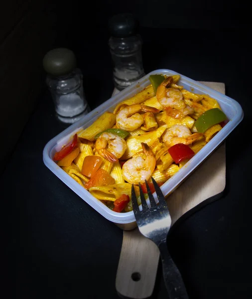 Penne makarna ile karides ve domates sosu ve dolmalık biber beyaz kutu içinde