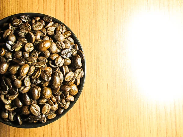 Natürliche Geröstete Kaffeebohnen Isoliert Schwarzer Schüssel Auf Holztisch — Stockfoto