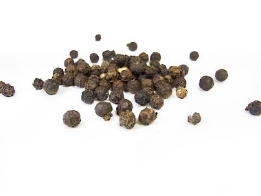 Beyaz arka plan üzerinde izole karabiber tohumu