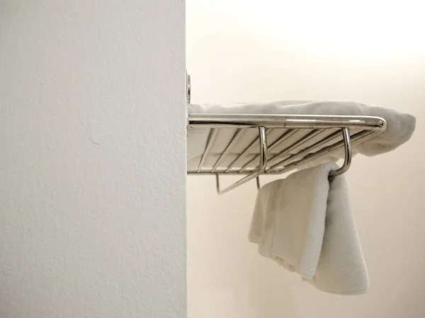 Beyaz Terry havlu asılı duvar banyo / yan görünüm