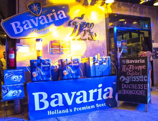 Chon Buri, Tayland - 21 Nisan 2018: Bavyera bira Booth 3 Teab Ta Tay Yeni yıl Festival At Teab Ta Sriracha Bar ve restoran Chon Buri, Tayland 