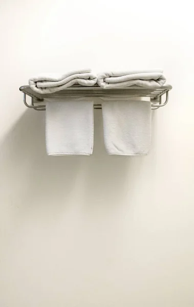 Weiße Frottee Handtücher Auf Kleiderbügel Badezimmer — Stockfoto