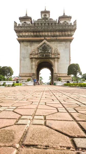 Vientiane, Laos - 5 Ağustos 2016: Vientiane, inşaat sırasında 1957 merkezinde Patuxai Savaş Anıtı görünümünü ön