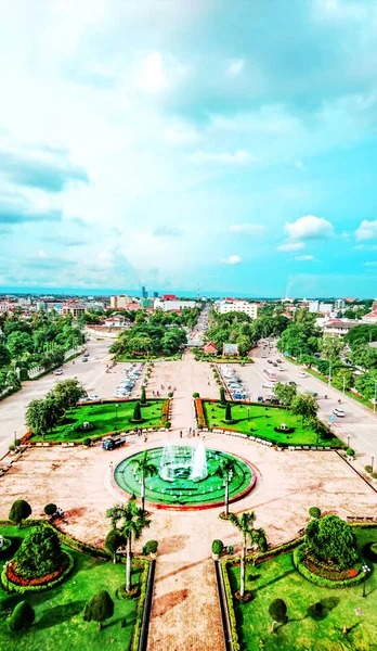 Vientiane, Laos - 5 Ağustos 2016: Üst görünüm Patuxai Park'ta Vientiane, Laos