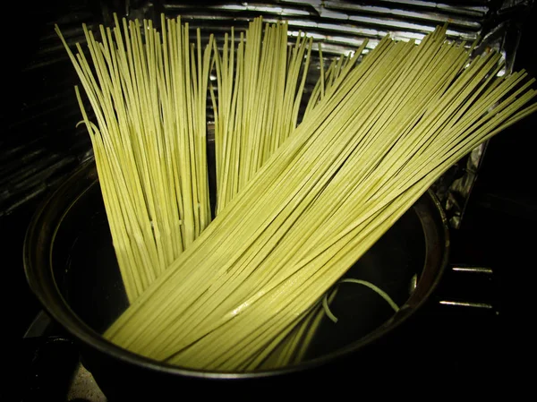 Ramen Noodles kaynatın bir tencereye kuru / Tay tarzı