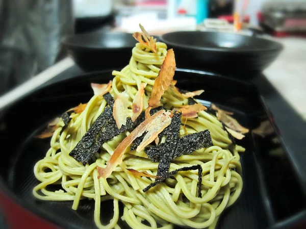 Ev yapımı Zaru Ramen Noodle ile kurutulmuş yosun ve kurutulmuş palamut Katsuo Bushi siyah plaka / Japon yemekleri