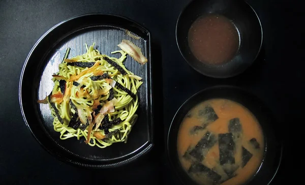 Ev yapımı Zaru Ramen Noodle ile kurutulmuş yosun ve kurutulmuş palamut Katsuo Bushi siyah arka plan üzerine / Japon yemekleri